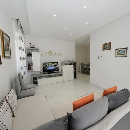شقة Real Modern Retreat 2 Balconies 7-min Walk To Sleeps 6 راباللو
