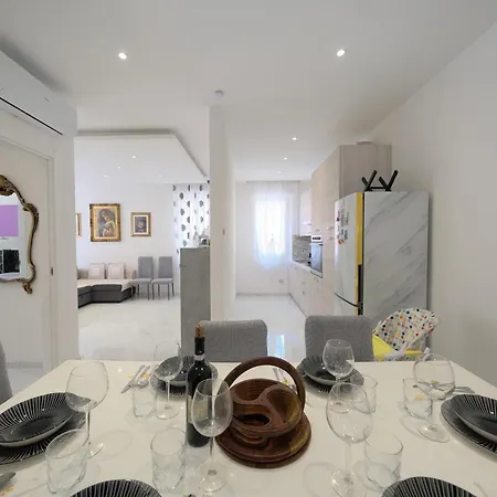 Real Modern Retreat 2 Balconies 7-min Walk To Sleeps 6 شقة *