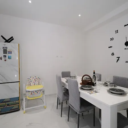 Real Modern Retreat 2 Balconies 7-min Walk To Sleeps 6 شقة