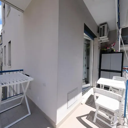 Real Modern Retreat 2 Balconies 7-min Walk To Sleeps 6 *
