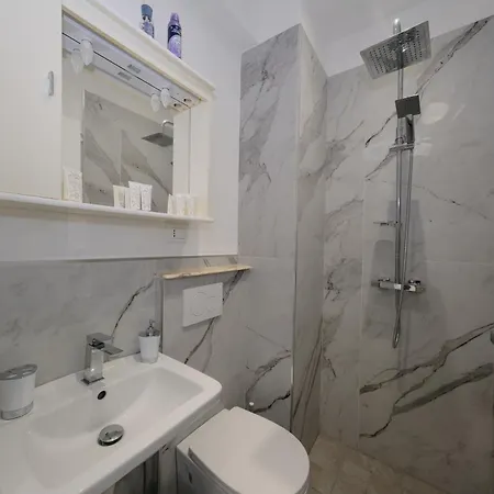 شقة Real Modern Retreat 2 Balconies 7-min Walk To Sleeps 6 راباللو