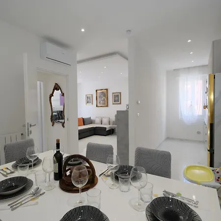Real Modern Retreat 2 Balconies 7-min Walk To Sleeps 6 *
